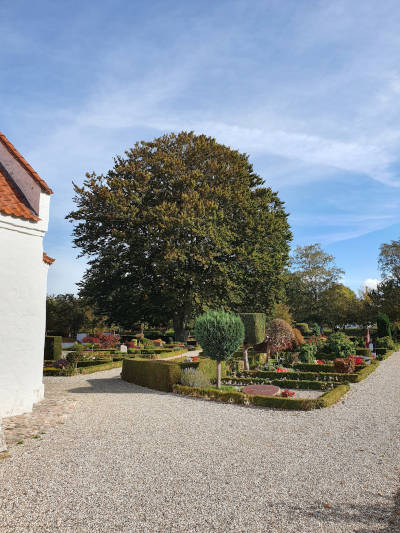 Jyllinge kirke og kirkegård